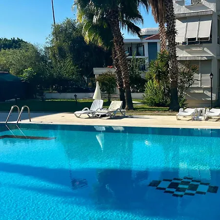 In A Complex With A Pool And A Great Location アパート